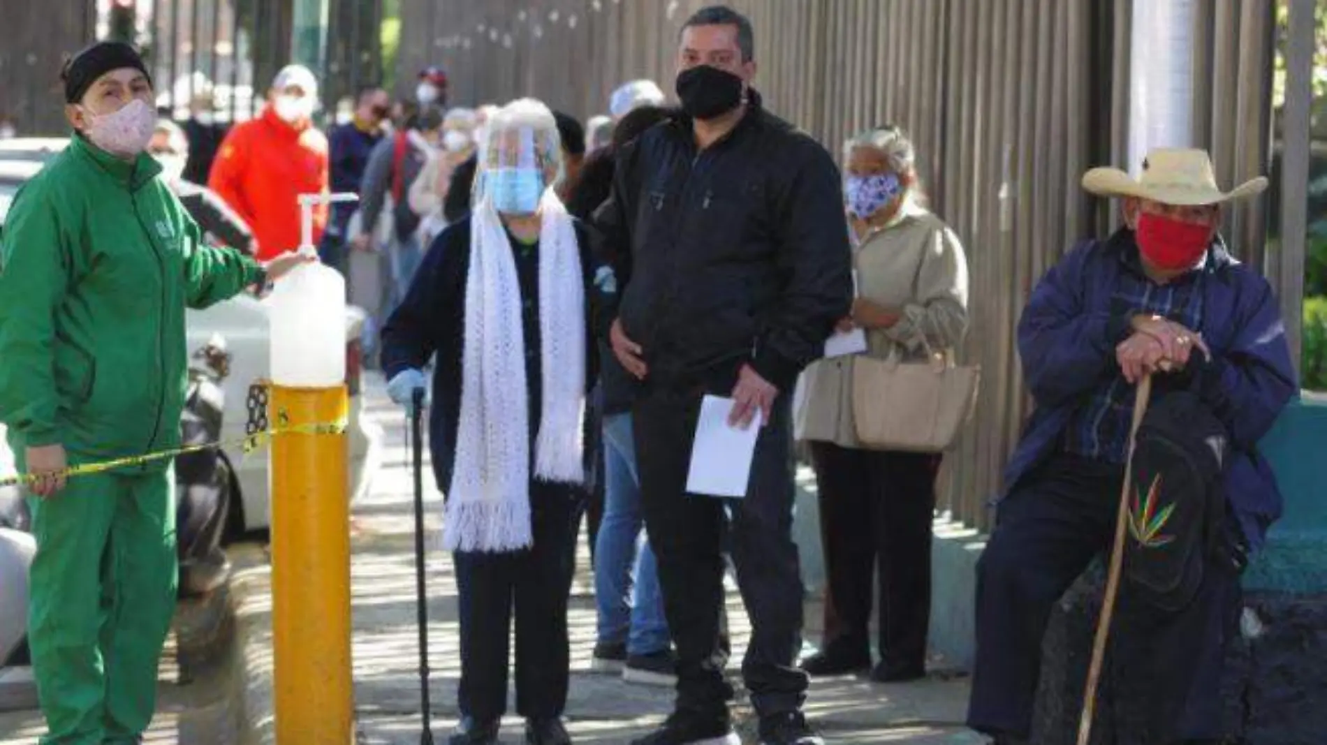 adultos mayores fila vacunacion